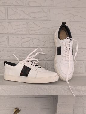Kaanas White Low-Top Sneakers with Black And Tortoise Stripe